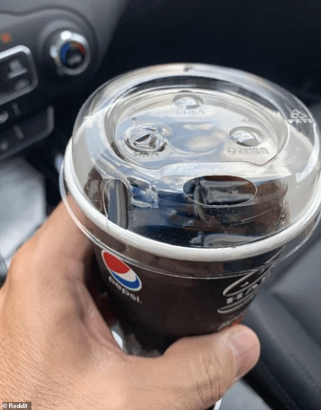 Dieser Pepsi-Becher hat zwei Löcher im Deckel, eines an der Vorderseite und eines an der Seite, was bedeutet, dass das Getränk beim Trinken auf Ihren Schoß verschüttet wird