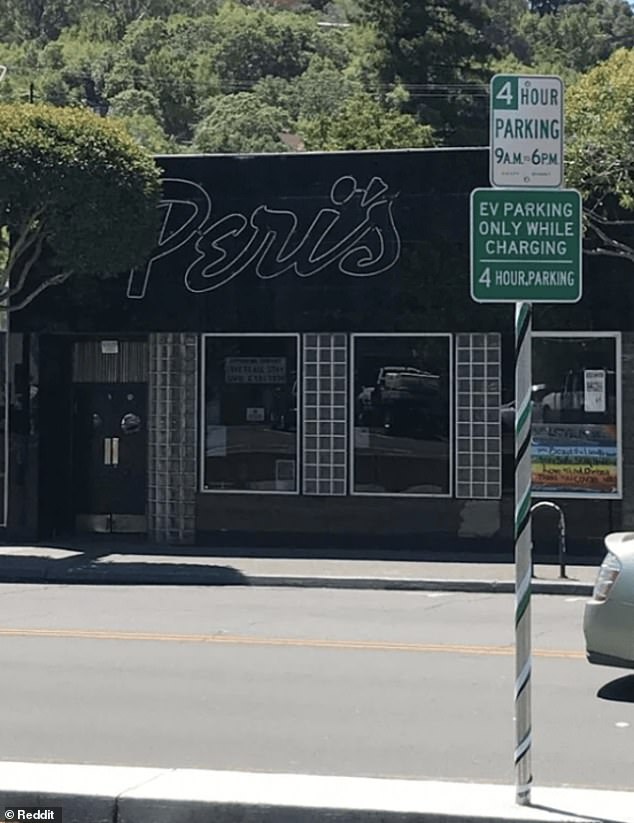 Obwohl diese Saloon-Bar in Fairfax, Virginia, den Namen „Peri's“ trägt, sieht es aufgrund der Schriftart so aus, als wäre sie nach dem männlichen Organ benannt