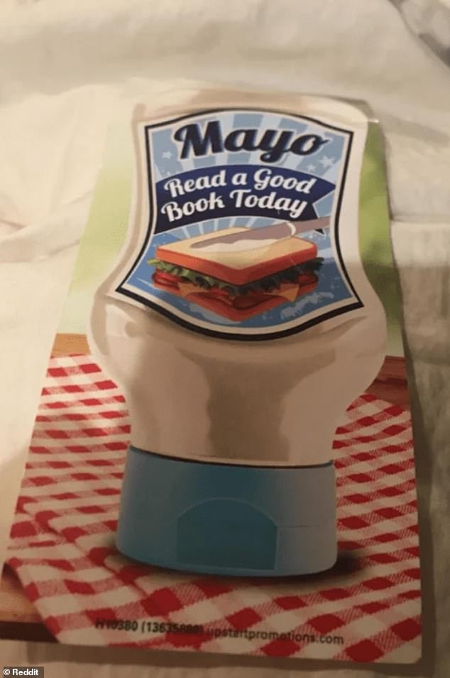 So macht man kein Sandwich!  Dieses schlecht gestaltete Schild der amerikanischen Marke Upstart zeigt ein Messer, das Mayo auf einem Sandwich verteilt und nicht darin