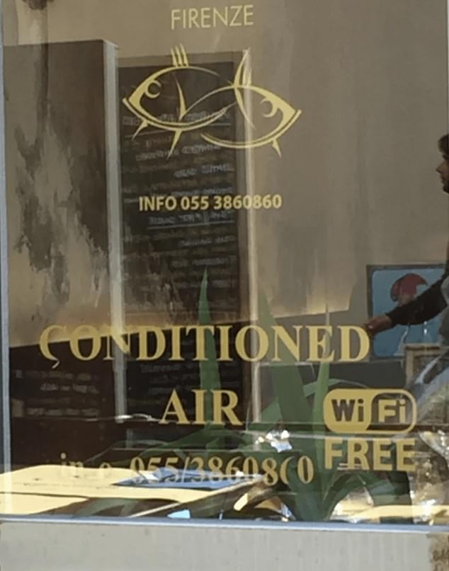 Dieses Restaurant in Brasilien hat seine Schilder falsch herum angebracht – was zweifellos für einige Verwirrung bei den Kunden gesorgt hat