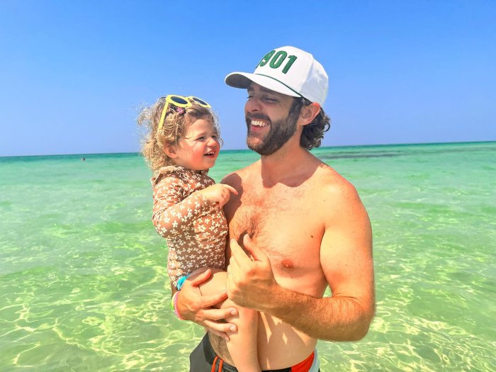 Thomas Rhett ohne Hemd genießt die Zeit am Strand mit seiner Frau Lauren Akins und ihrer jüngsten Tochter Lillie