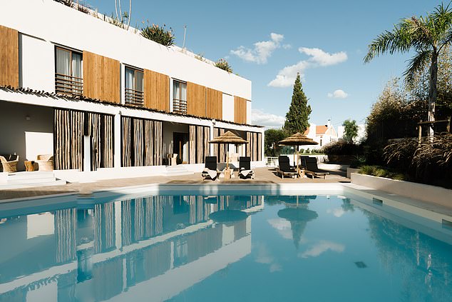 Nehmen Sie ein Bad: Abgebildet ist der herrliche Pool im AlmaLusa Hotel, wo Gäste (hauptsächlich Briten, Amerikaner und Portugiesen) nachmittags unter palmengedeckten Sonnenschirmen faulenzen