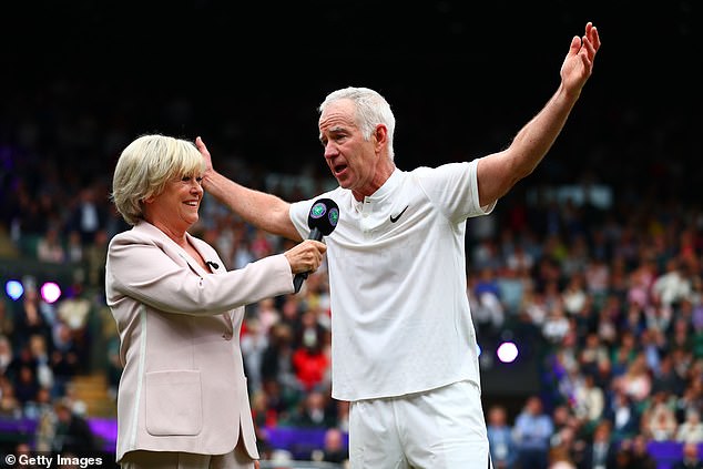 John McEnroe spricht mit Sue Barker während der Wimbledon No. 1 Court Celebration am 19. Mai 2019 – viele Zuschauer sagen, dass sie Barker, 67, vermissen, der am Ende des letztjährigen Turniers in den Ruhestand ging.  Ein Fan schrieb: „Bringen Sie Sue Barker und John McEnroe für die Highlights-Show am Abend zurück.“  Ohne McEnroe langweilig wie Spülwasser.'