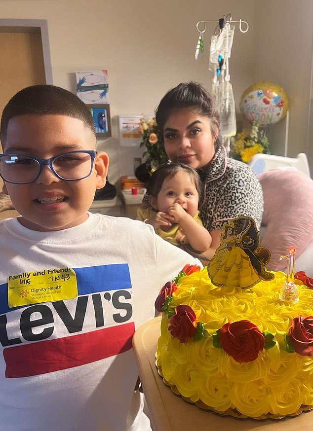 Frau Lamos mit ihrem siebenjährigen Sohn und ihrer einjährigen Tochter, deren Geburtstagsfeier sie im Krankenhaus leider verpasst hat.  Stattdessen feierten sie im Krankenhaus