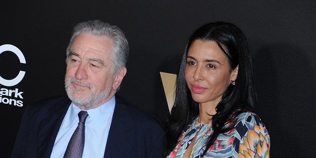 Robert De Niro mit seiner ältesten Tochter Drena auf dem roten Teppich und schaut bei den Hollywood Film Awards von der Kamera weg