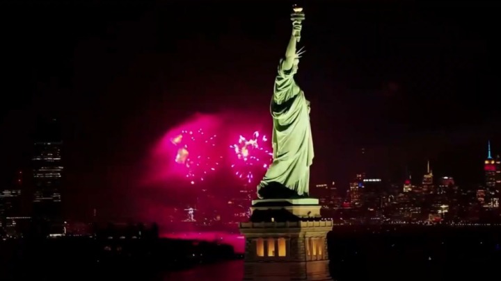Während der CNN-Sendung „America the Fourth“ bricht in New York City ein Feuerwerk aus.