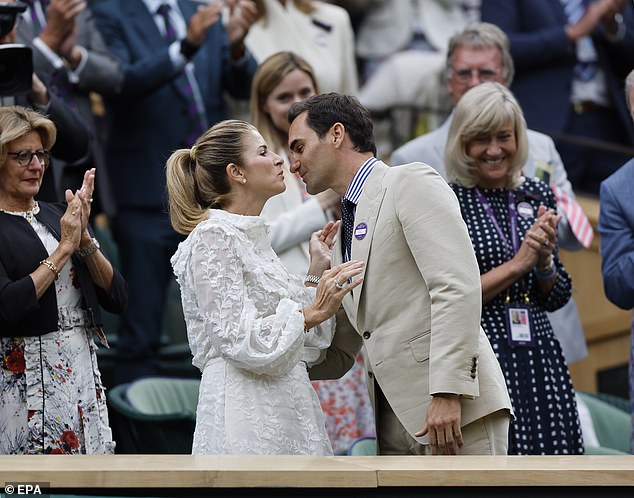 Federer küsste seine Frau Mirka bei seiner ersten Rückkehr zu SW19 seit seinem Rücktritt
