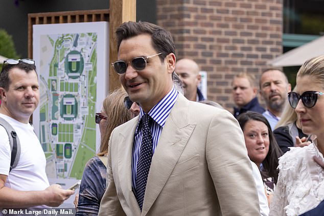 Federer machte in seinem beigen Anzug eine sehr höfliche Figur und setzte trotz Nieselregens eine Sonnenbrille auf