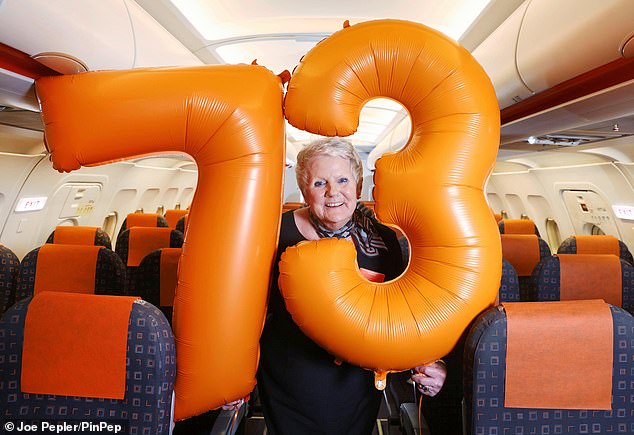 Bald Urgroßmutter Pam, die diese Woche 73 Jahre alt wird, hat im Laufe ihrer Karriere über 4.500 Flüge für easyJet geflogen und 800.000 Passagiere bedient