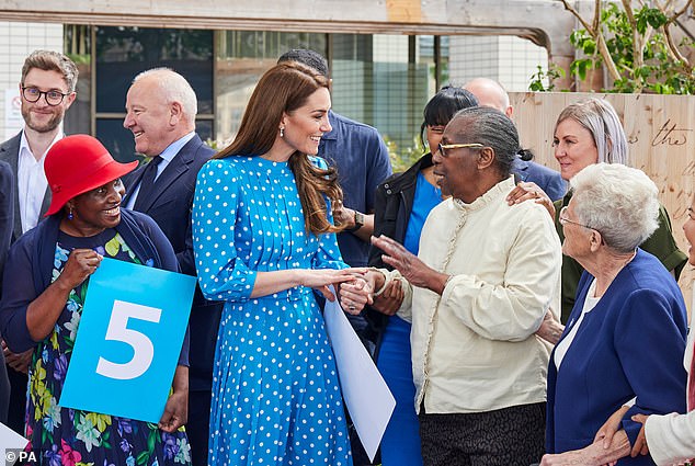 Die Prinzessin von Wales unterhielt sich mit den Gästen der Party.  Kate trug ein blaues Kleid von Alessandra Rich im Wert von 1.515 £