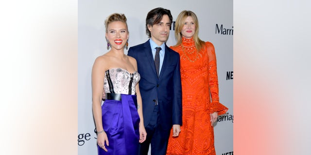Scarlett Johansson, Noah Baumbach und Laura Dern auf dem roten Teppich