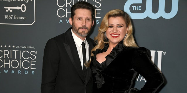 Kelly Clarkson lächelt mit Ehemann Brandon Blackstock auf dem roten Teppich bei den Critics' Choice Awards