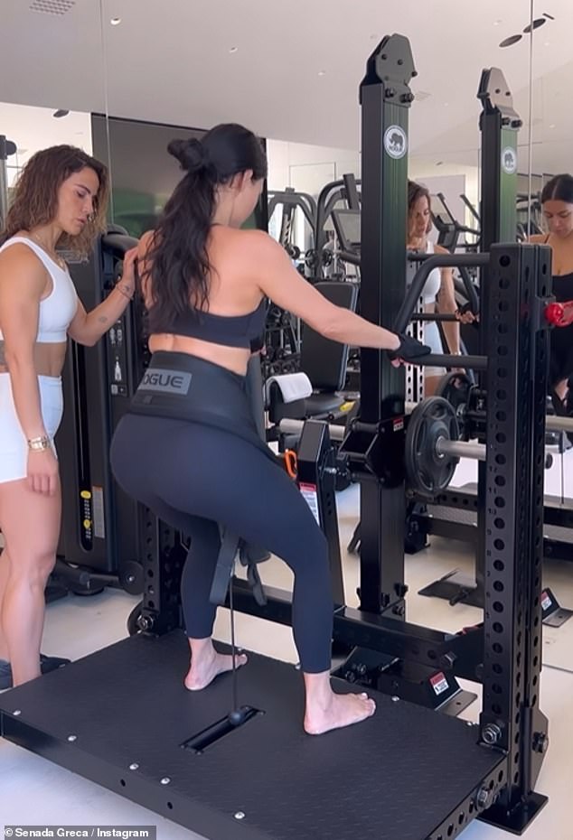 Fitness: In dem Clip zeigte Kim ihre straffen Bauchmuskeln in einem schwarzen BH und taillierten Leggings, während sie hart daran arbeitete, schwere Gewichte zu heben und ihre Muskelarbeit zu perfektionieren