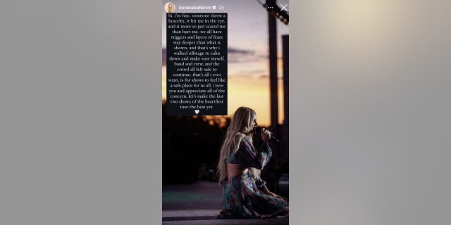 Kelsea Ballerini kniet in einer Instagram-Story auf der Bühne, in der sie ihre Fans über ihren Gesundheitszustand informiert, nachdem sie mit einem Armband ins Auge getroffen wurde