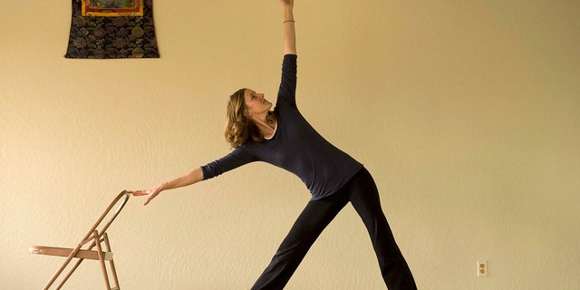 Eine Frau macht eine Yoga-Pose