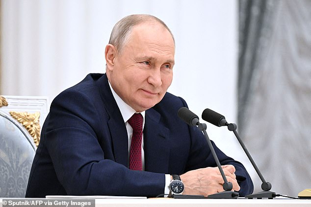 Berichten zufolge reist der sicherheitsparanoide Diktator Wladimir Putin (im Bild) während seines Krieges gegen die Ukraine immer häufiger mit der Bahn