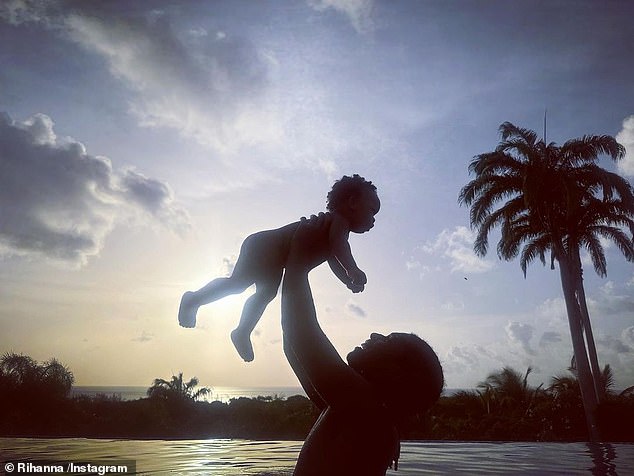 Zu süß!  Anfang dieser Woche teilte sie einen bezaubernden Schnappschuss von ihrem Sohn RZA und seinem Partner A$AP Rocky während ihres unterhaltsamen Urlaubs in ihrer Heimat Barbados