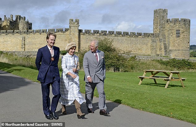 Ralph, Herzog von Northumberland, ist einer der reichsten Landbesitzer Großbritanniens mit einem Immobilienimperium im Wert von 315 Millionen Pfund im Jahr 2011 (Bild: Der Herzog und die Herzogin von Northumberland nehmen den König mit auf eine Tour durch ihr angestammtes Zuhause, Alnwick Castle)