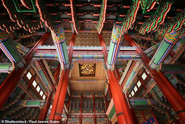Abgebildet ist das Innere des Gyeongbokgung-Palastes, der 1395 erbaut wurde