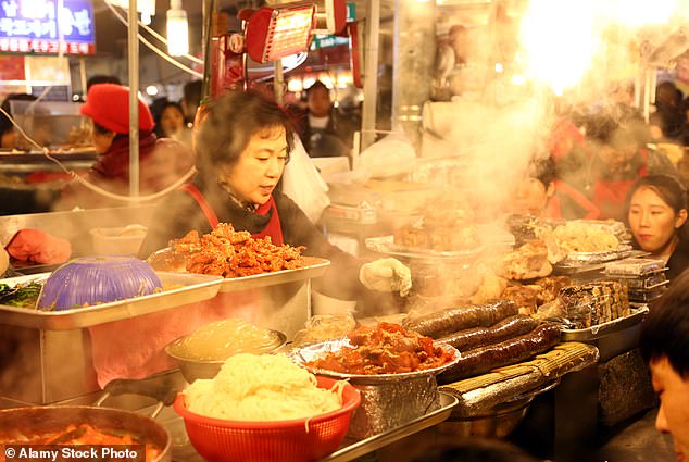 Voller Leben: Hugo sagt, das Essen auf dem Gwangjang-Markt in Seoul sei „absolut köstlich“