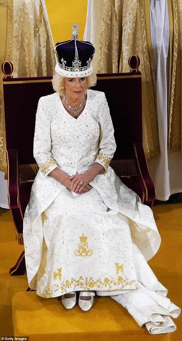 Die Königin ließ Beth und Bluebell in Gold auf den Rock des Kleides sticken, das sie bei der Krönung im Mai trug