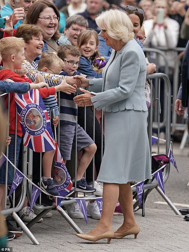 Im Bild: Königin Camilla war elegant in einer hellgrauen Jacke und einem passenden Midirock, den sie mit nackten Absätzen trug