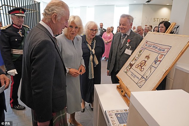 Der Monarch nahm einen Wandteppich genauer unter die Lupe, an dem Königin Camilla während ihres Besuchs heute Morgen gearbeitet hatte