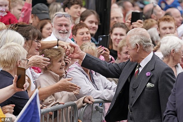 König Charles erschien in bester Stimmung, als er der Öffentlichkeit an der schottischen Grenze die Hand schüttelte