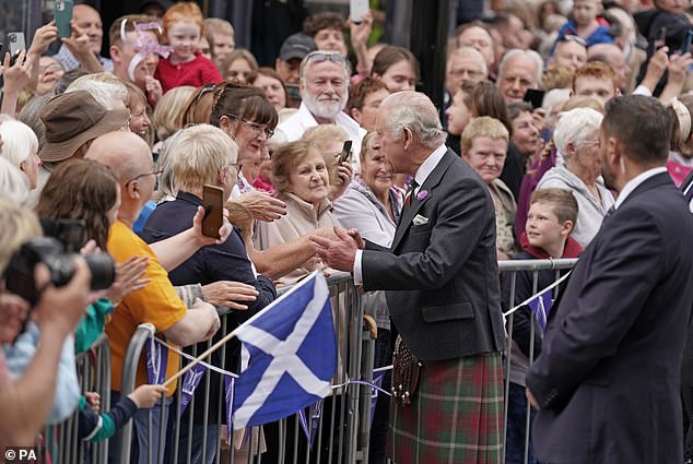 Königliche Fans schwenkten Union Jacks und schottische Flaggen, als sie König Charles heute Morgen freudig begrüßten
