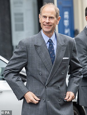Er sah in seinem karierten grauen Anzug und der blauen Krawatte elegant aus