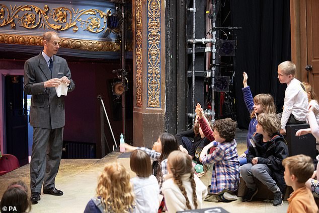 Der Herzog von Edinburgh unterhielt sich mit jungen Künstlern, die am Summer on Stage-Programm des Theaters teilnahmen