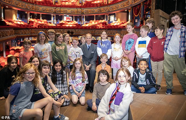 Prinz Edward posierte heute Nachmittag während seines Besuchs in Edinburgh für ein Foto mit jungen Theaterfans