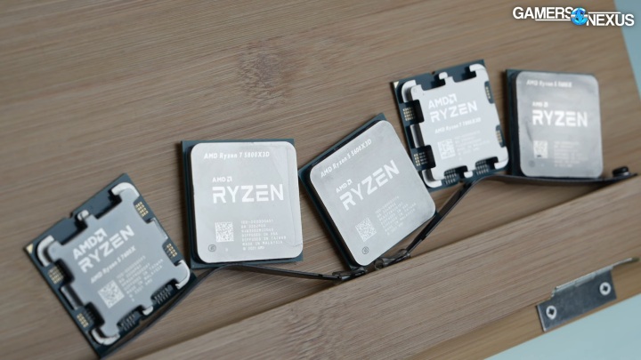 Mehrere Ryzen-Chips nebeneinander, darunter der 5 5600X3D.