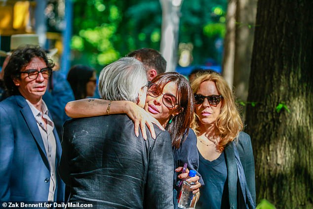 Drena De Niro umarmt Harvey Keitel nach der Zeremonie am Donnerstag