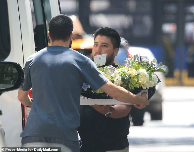 Man sieht, wie Blumen an Robert De Niros Haus in Manhattan geliefert werden