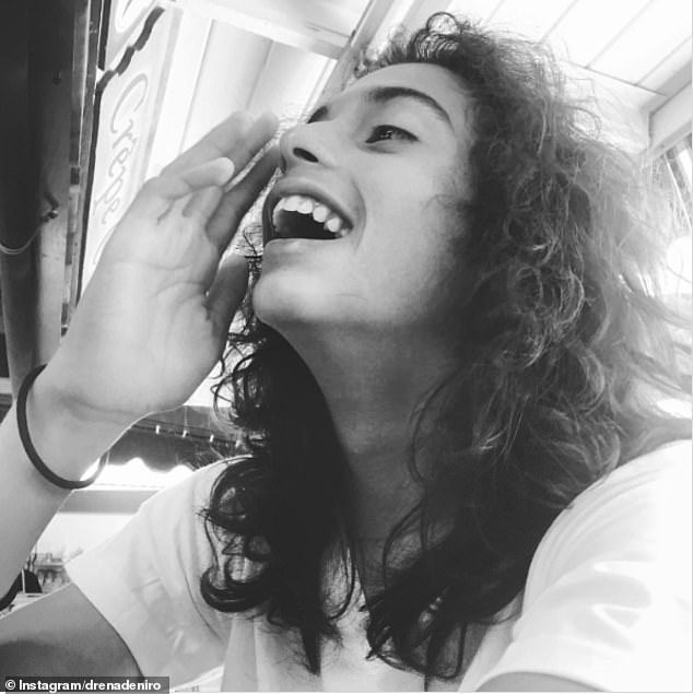 Drena De Niro hat auf Instagram ein Schwarzweißfoto ihres 18-jährigen Sohnes Leandro gepostet, zusammen mit einer herzzerreißenden Bildunterschrift darüber, wie sie ihn zum letzten Mal in einem Bestattungsunternehmen festhält