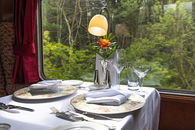 An Bord des Zuges genießt Jo „Pullman-Style Dining“ – Champagner und Häppchen, gefolgt von einem Gourmet-Drei-Gänge-Menü