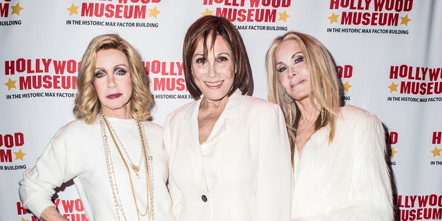 Donna Mills, Michele Lee und Joan Van Ark tragen alle weiße Anzüge