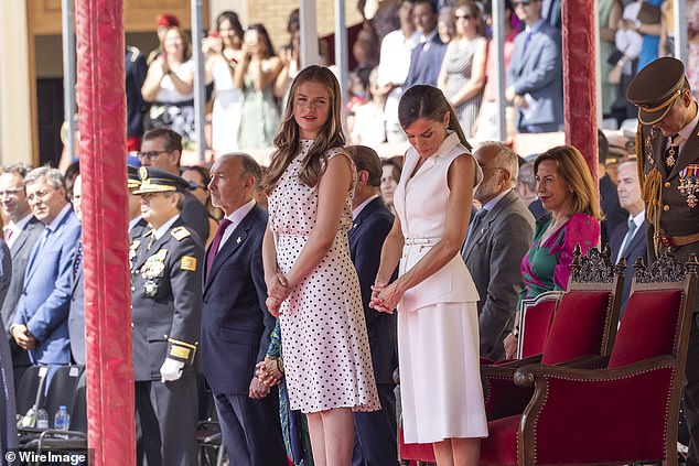 Kronprinzessin Leonor von Spanien, König Felipe VI. von Spanien und Königin Letizia von Spanien nehmen an der Übergabe der königlichen Dienstämter an der Allgemeinen Militärakademie teil