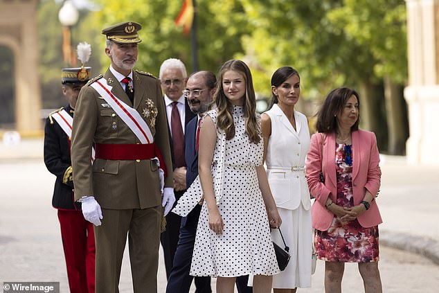 Die Teenager-Königin entschied sich für Polka Dots, während ihr Vater (links) komplette Militärausrüstung trug