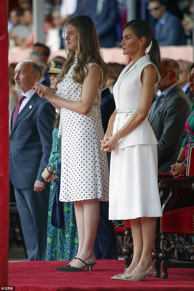 Die 17-jährige spanische Thronfolgerin ähnelte ihrer Mutter, als sie an der Seite der 50-jährigen Königin Letizia stand