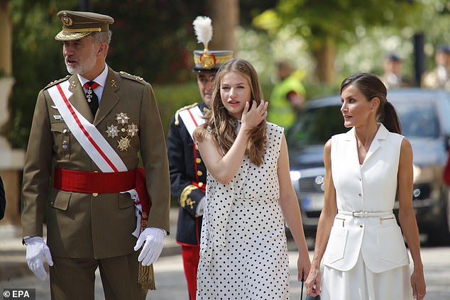 Eine Familie wie aus dem Bilderbuch!  Stolz erschien die Studentin, die in diesem Jahr eine Militärausbildung beginnen wird, mit König Felipe und Königin Letizia