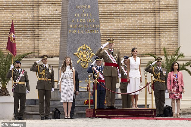 Gruß!  König Felipe salutierte nach der Zeremonie