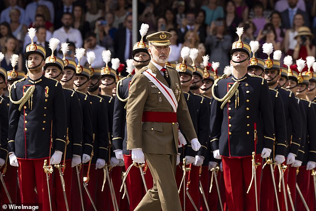 König Felipe VI. sah in voller Militärausrüstung gut aus