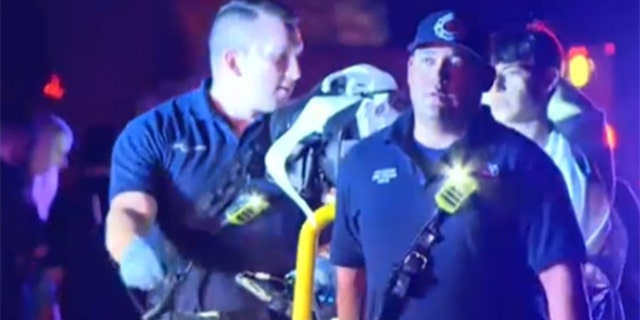 Ein Rettungssanitäter bringt eine Person auf einer Trage von einer Schießerei auf einer Hausparty in El Paso, Texas