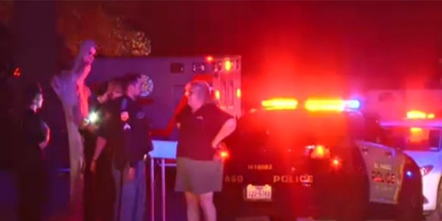Polizei unterhält sich draußen nach einer Schießerei auf einer Hausparty in El Paso, Texas