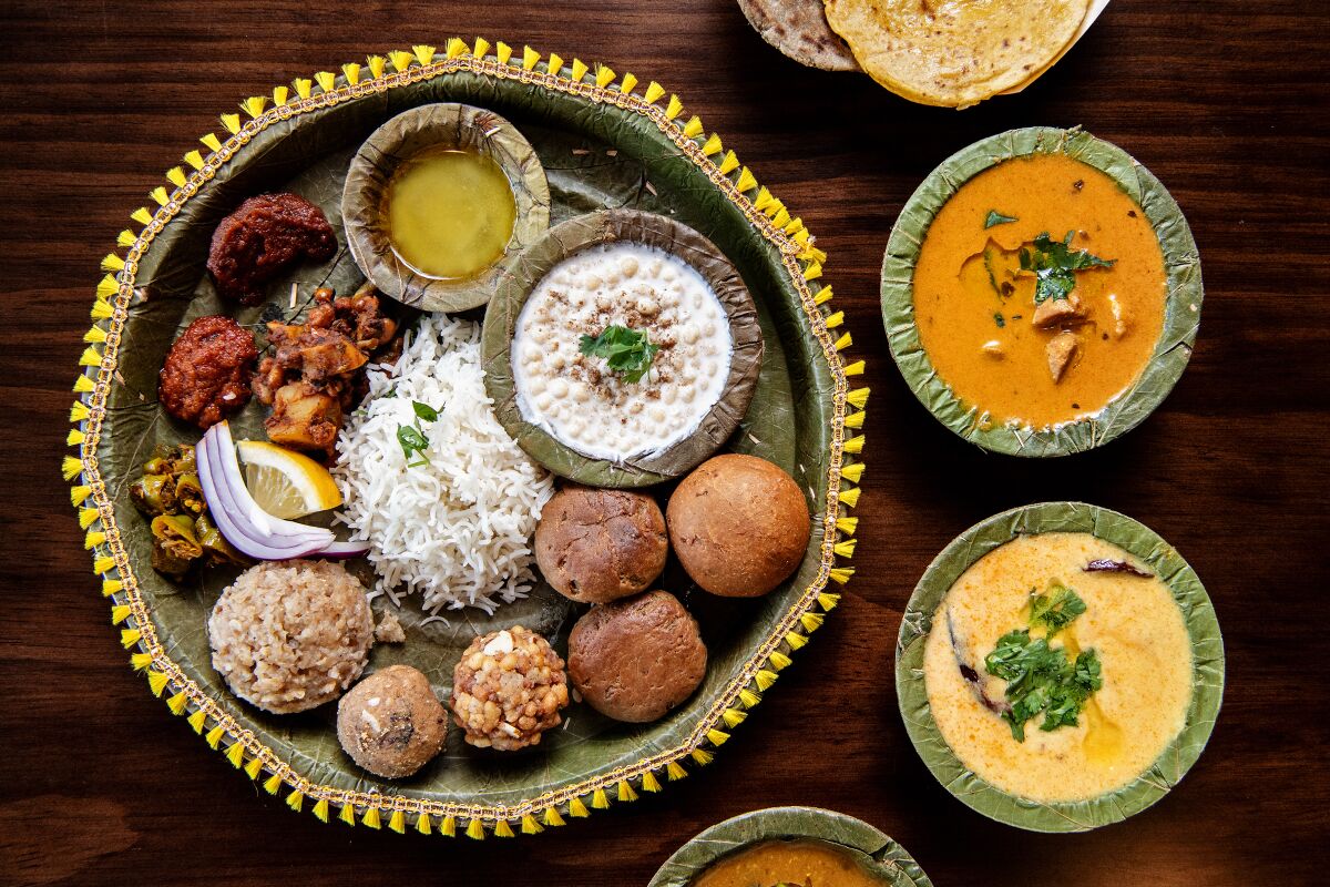 Die Maharaja-Thali-Platte, gefüllt mit verschiedenen Gerichten, mit zwei kleineren Schüsseln daneben, in Bhookhe in Artesia.