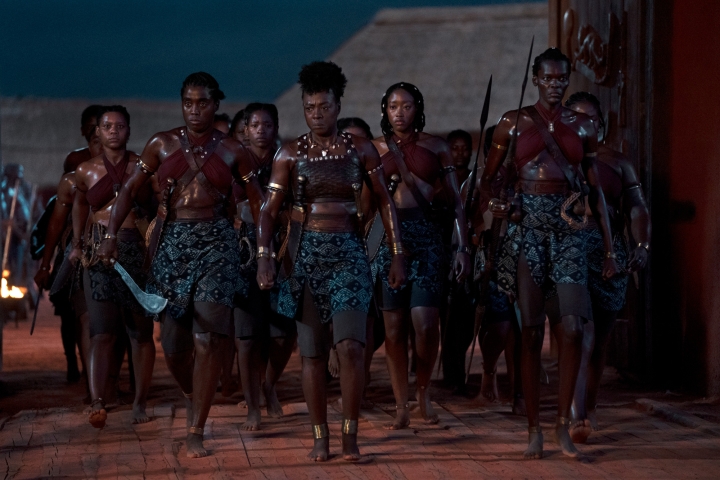 Viola Davis führt eine Gruppe weiblicher Kriegerinnen im Film The Woman King an.