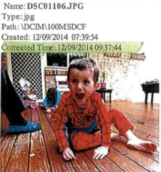 Oben ist das letzte bekannte Foto, das William Tyrrell im September 2014 auf der Veranda seiner Pflegegroßmutter aufgenommen hat