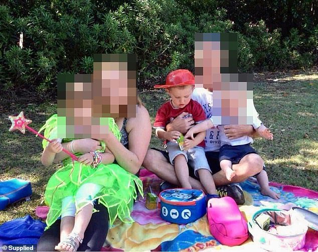 William wird mit seiner Feuerwehrmütze mit seiner leiblichen Familie bei einem Picknick gesehen, kurz bevor er aus der Obhut seiner Pflegeeltern in Kendall, NSW, verschwand